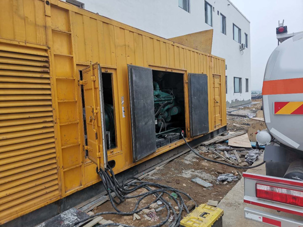 建平如何在发电机出租合同中约定设备的维修和保养责任？