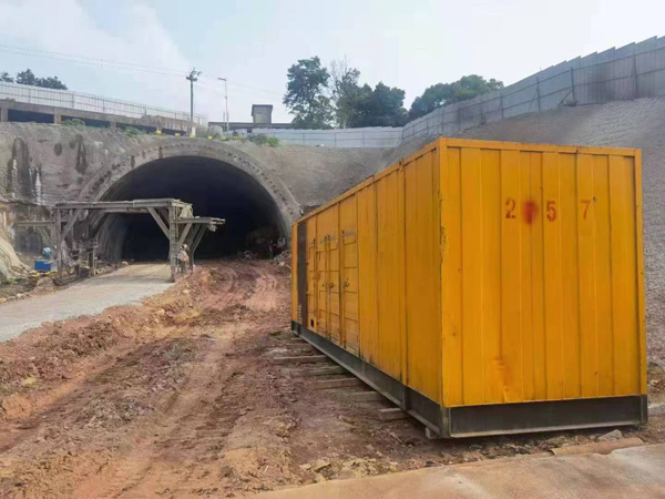 建平发电机出租自启装置的工作原理是什么？